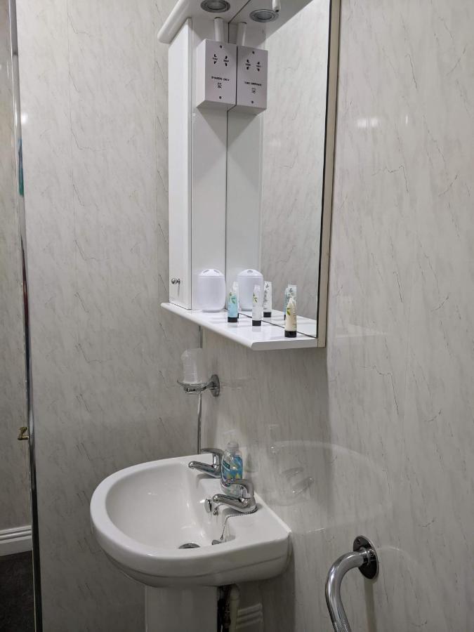 Kingswinford Guest House 佩恩顿 外观 照片