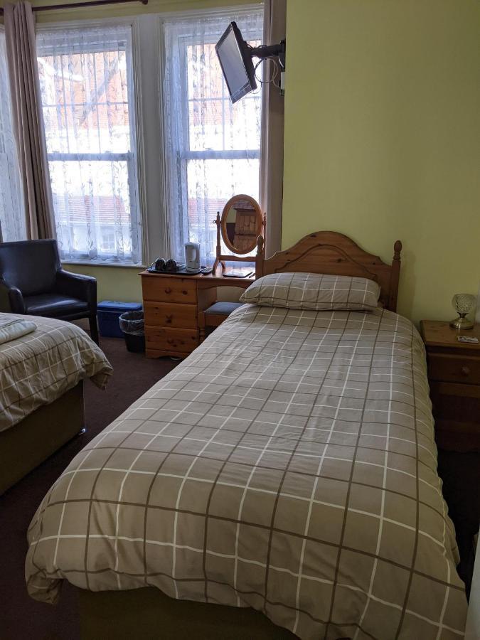 Kingswinford Guest House 佩恩顿 外观 照片